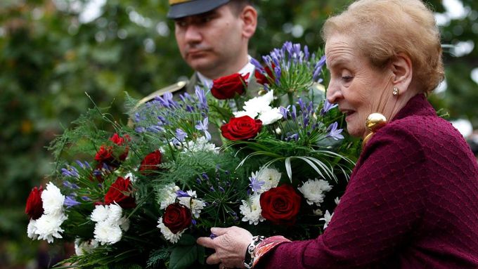 "Nikdy nesmíme změnit své odhodlání bojovat společně, bránit svobodu a hledat pravdu. Vytrvat v našem společném úsilí vedoucím k budování lepšího a svobodnějšího života v našich vlastních zemích," uvedla během slavnosti někdejší ministryně zahraničí USA Madeleine Albrightová.