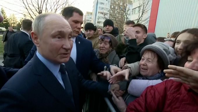 "Ochutnal jste už naše rajčata?" Putinovi příznivci ze Stavropolské oblasti se s prezidentem před kamerami kremelské televize líbali a objímali.