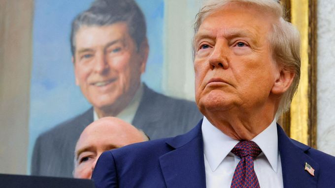 Prezident USA Donald Trump, před obrazem bývalého prezidenta USA Ronalda Reagana. Archivní foto.