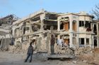 Počet mrtvých po útocích v Mogadišu stoupl na 358. Z hotelu Safari zbyly jen trosky