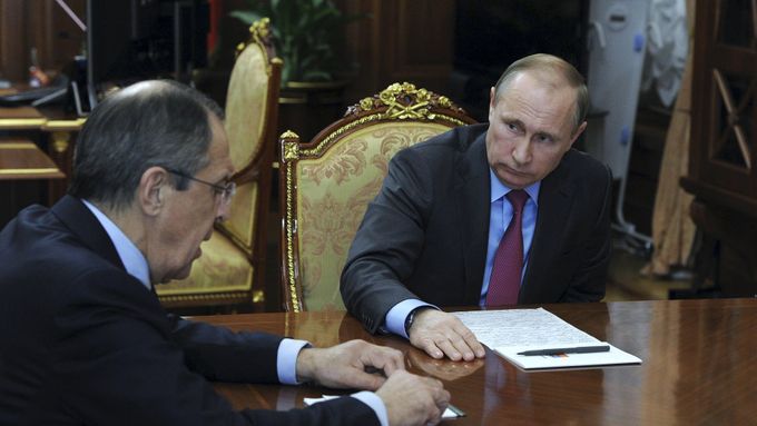 Ruský ministr zahraničí Sergej Lavrov na pondělním jednání s prezidentem Vladimirem Putinem.