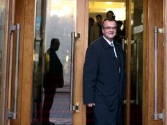"Já si vyzkouším nejen příchod, ale i odchod z ministerstva," žertoval Miroslav Kalousek, zatímco si krátil třičtvrtě hodinu čekání na příjezd premiéra.