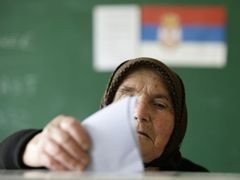 Srbská žena ve volební místnosti v Kosovu.