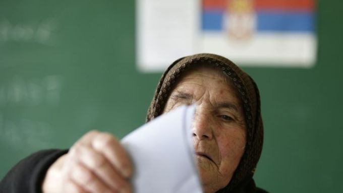Srbská žena ve volební místnosti v Kosovu.