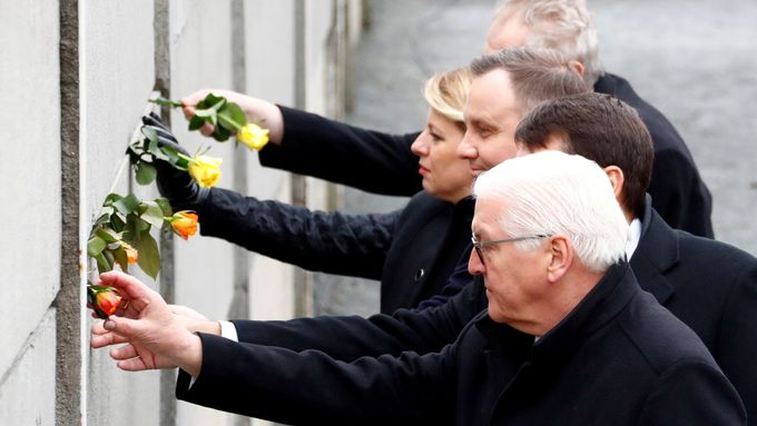 Prezidenti visegrádských zemí (Miloš Zeman zcela vzadu) zasunuli do mezer památníku berlínské zdi růže a vytvořili tak v ní pomyslné otvory.
