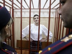 Ukrajinská pilotka Nadija Savčenková u moskevského soudu.
