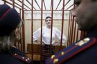 Rusové soudí ukrajinskou pilotku. Za zavřenými dveřmi