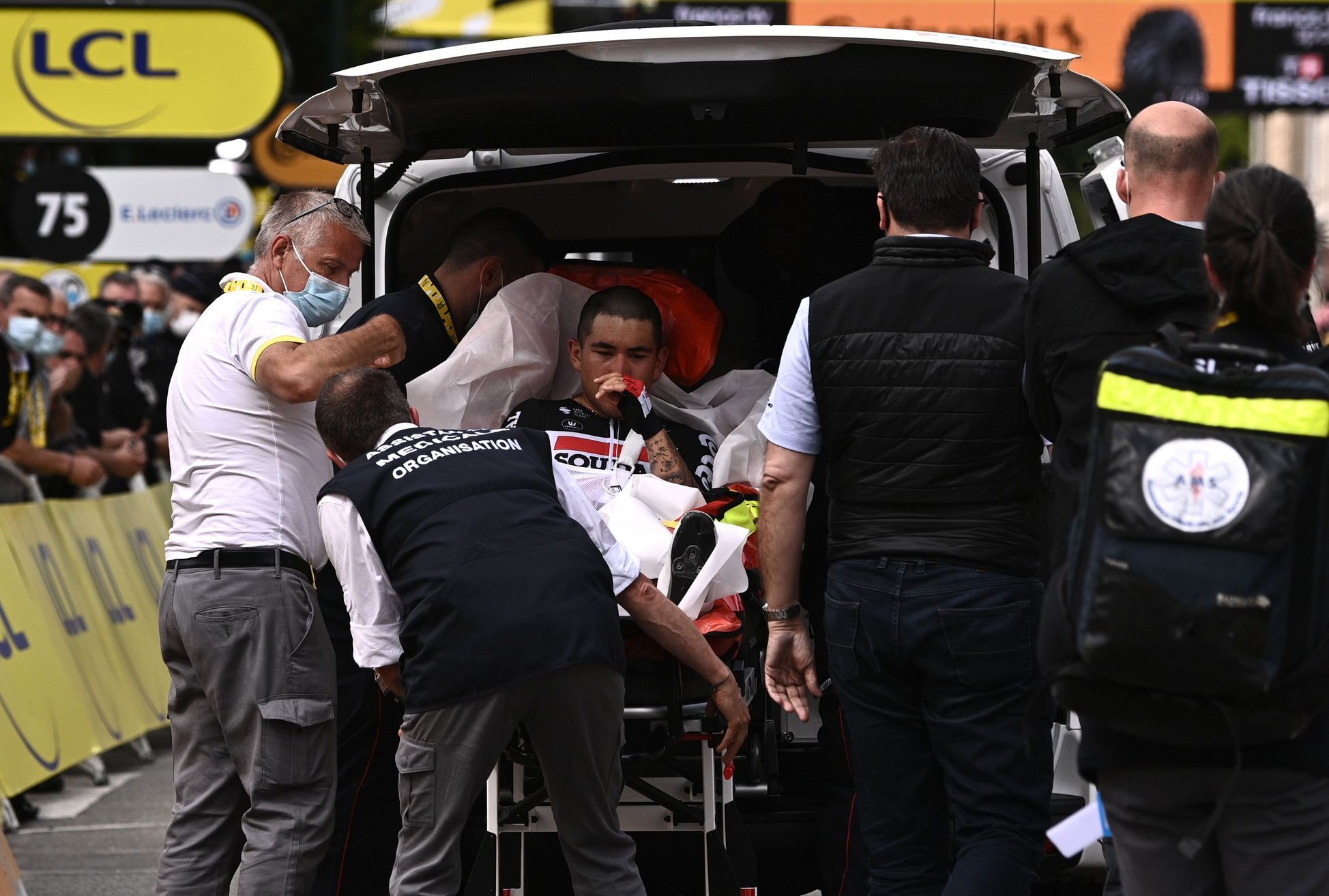 3. etapa Tour de France 2021: Otřesený Caleb Ewan v péči zdravotníků