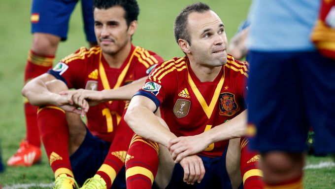 Smutní Španělé Pedro a Iniesta po finále poháru FIFA.