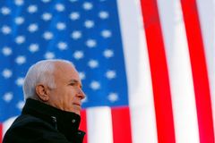 S McCainem bude pochována i jeho Amerika. Spojené státy teď patří Trumpovi