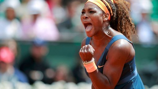 Serena Williamsová se raduje během osmifinále French Open 2013 proti Italce Robertě Vinciové.