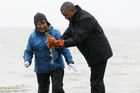 Obama proti oteplování: Z Aljašky si odvezl mlíčí na botách