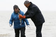 Obama proti oteplování: Z Aljašky si odvezl mlíčí na botách