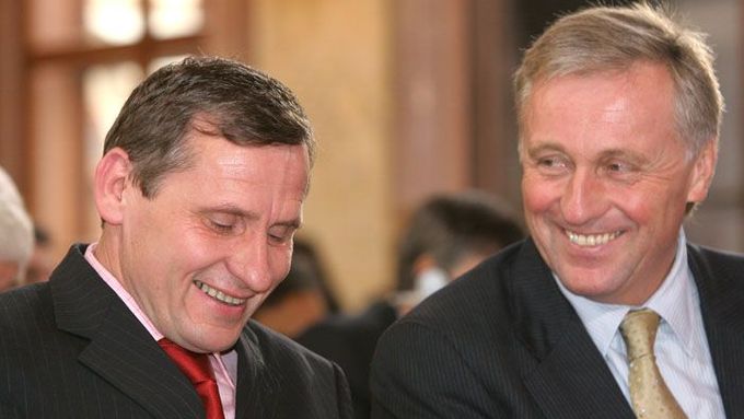 Laughing it off (Deputy PM Jiří Čunek and his boss, Prime Minister Mirek Topolánek)