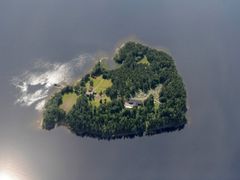 Ostrov Utoya leží 40 kilometrů od Osla. Je tak malý, že tu není kam utéct.