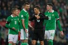 Hanebné, zničující, nejhorší výkon rozhodčího, zlobí se Severní Irové po sporné penaltě v baráži