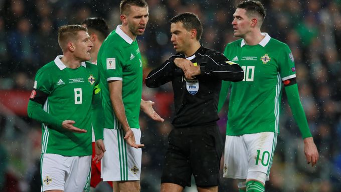 Fotbalisté Severního Irska v utkání baráže o MS 2018 a rozhodčí Ovidiu Hategan