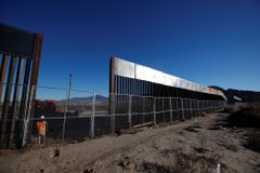 V USA vyrostou prototypy Trumpovy hraniční zdi. Prezident si vysnil průhlednou se solárními panely