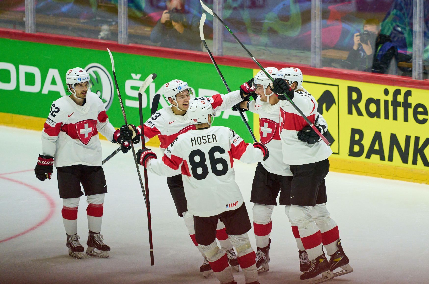 Švýcarští hokejisté se radují z výhry na MS 2022