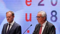 Donald Tusk a Jean-Claude Juncker na summitu v Salcburku.