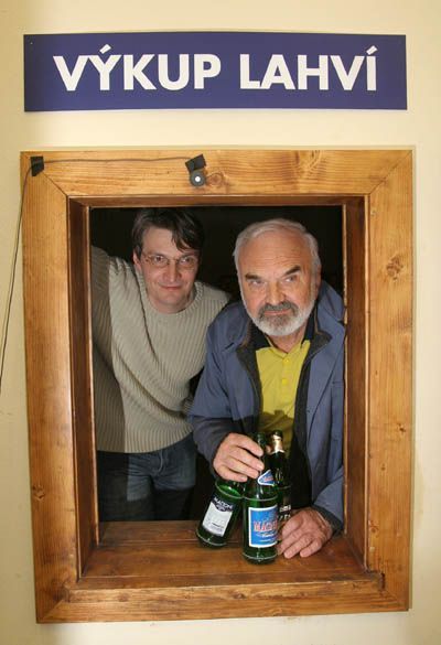 Otec a syn Svěrákovi v okénku výkupu lahví