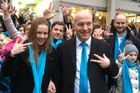Prezidentský kandidát Pavel Fischer se svou dcerou Barborou a dalšími příznivci při setkání v Brně