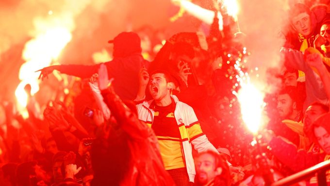 Peklo v ulicích Istanbulu po utkání Fenerbahce s Galatasarayem.