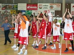 Basketbalisté Nymburka děkují fanouškům, vpravo Radoslav Rančík.