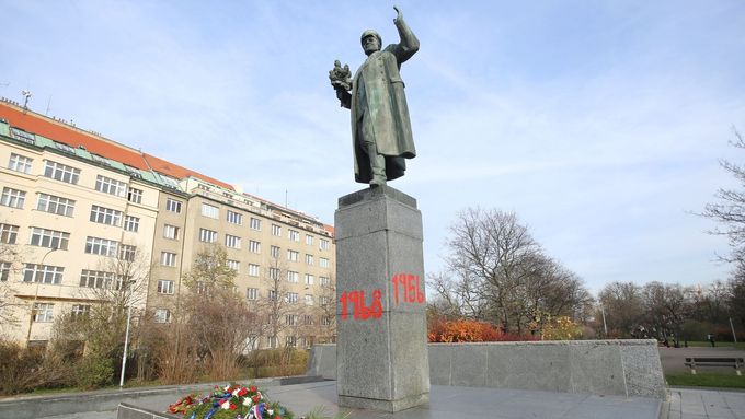 Na sochu nedávno někdo červenou barvou nasprejoval data 1956, 1961, 1968 a 2017.