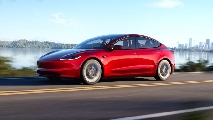Upravená Tesla Model 3 pomohla navýšit prodeje americké automobilky.
