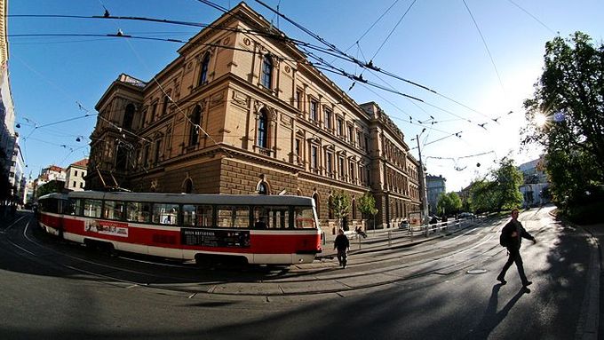 V okolí Ústavního soudu se denně schází mnoho Brňanů při čekání na tramvajové zastávce Česká.