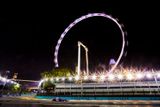 Neopakovatelné kouzlo nočního závodu formule v Singapuru,.