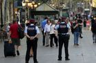 Řidič dodávky, která na rušné pěší zóně v centru katalánské metropole najela do lidí, je podle policie stále na útěku.