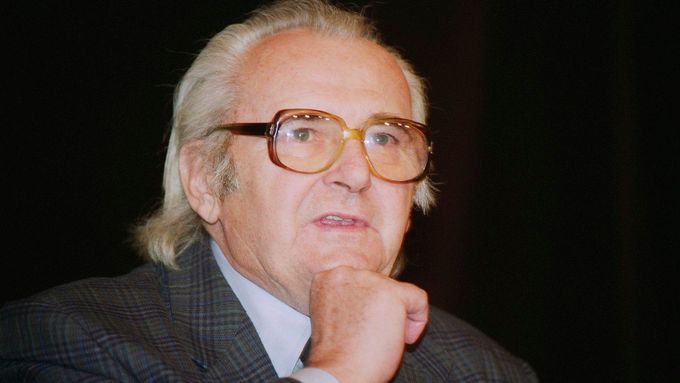 Herec Jiří Sovák se narodil v Praze v roce 1920 jako nejmladší ze tří dětí. Zemřel 6. září 2000.