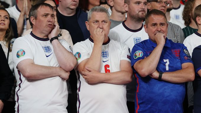 Zklamaní angličtí fanoušci po finále ME 2020 Itálie - Anglie