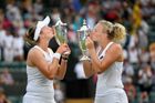 České finále ovládla Krejčíková se Siniakovou a na Wimbledonu slaví druhý grandslamový titul v řadě