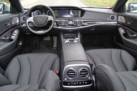 Přístrojová deska Mercedesu třídy S nabízí značný luxus.