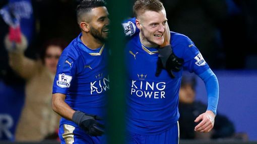 Jamie Vardy a Riyad Mahrez slaví gól Leicesteru