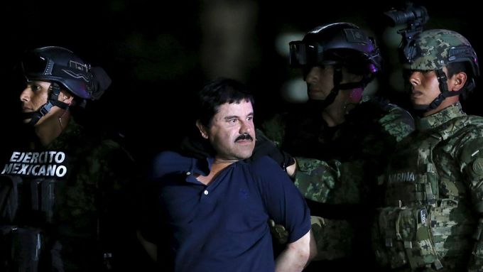 Vojáci odvádějí Joaquína Guzmána, přezdívaného El Chapo (Prcek).