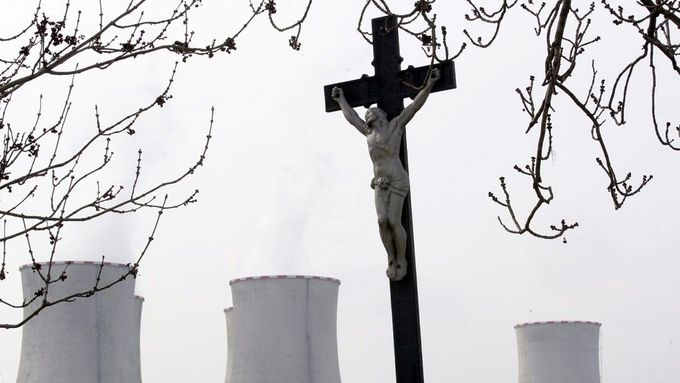 Elektrárna Počerady (v pozadí její věže). Kříž nad ní (respektive nad tím, komu bude patřit) může udělat verdikt Bruselu v řízení s ČEZem.