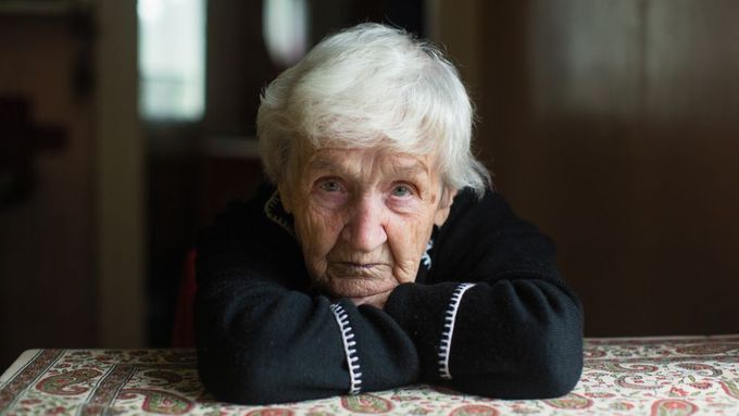 Uzavření domovů pro seniory bylo nutné, hraje se o životy klientů. Rychle však vede k tomu, že senioři trpí samotou.