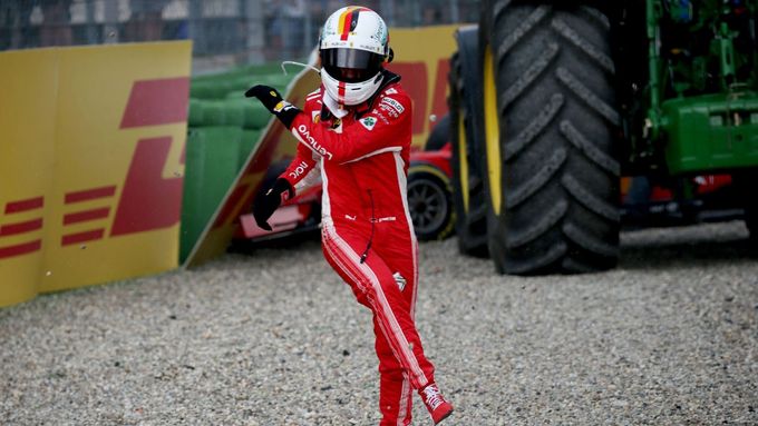 Naštvaný Sebastian Vettel po havárii v německé Grand Prix.