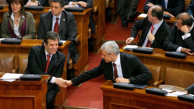 Srbský prezident Boris Tadič (vpravo) gratuluje premiérovi Vojislavu Koštunicovi k přijetí rezoluce o Kosovu.