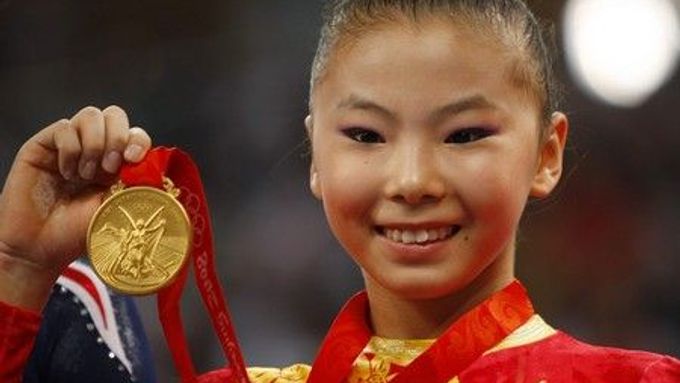 Čínská gymnastka He Kexin se zlatou olympijskou medailí. Kolik je jí opravdu let?