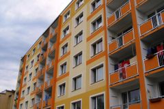 Čtyři pětiny Čechů bydlí ve vlastním. Na příjmu nezáleží