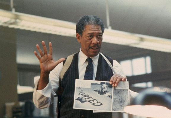 Morgan Freeman v detektivce Sedm vyšetřuje vraždy upozorňující na sedm biblických hříchů.