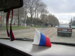 Ruská vlajka je za sklem nejednoho automobilu v Sevastopolu.