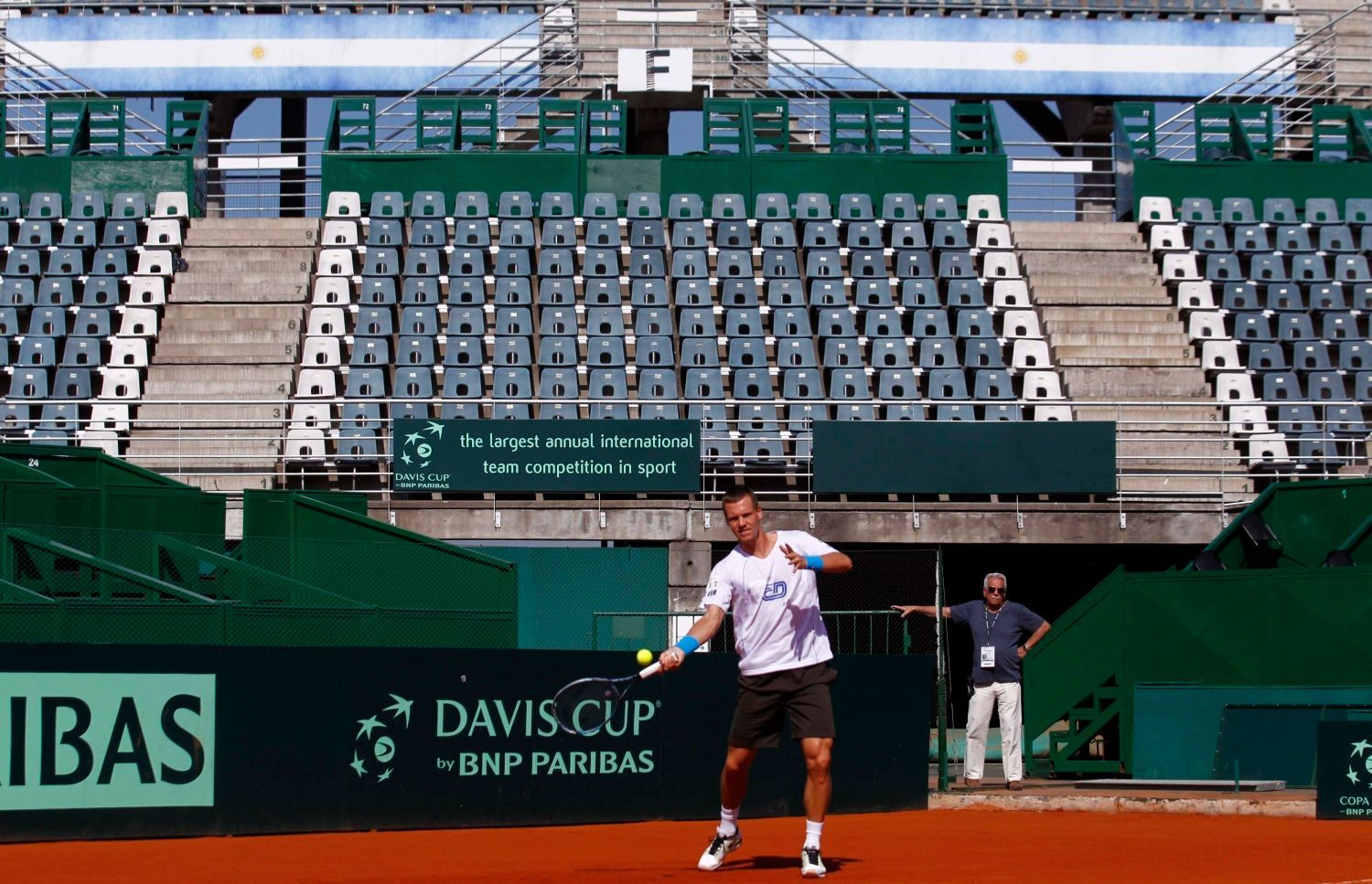 Český tenista Tomáš Berdych na tréninku před semifinále Davis Cupu 2012 s Argentinou.