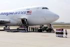 Na letiště v malajsijském Kuala Lumpur přistál letoun s ostatky dvaceti cestujících z letu MH17.