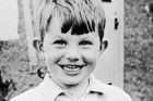 Tony Blair, celým jménem Anthony Charles Lynton Blair, se narodil 6. května 1953 ve skotském Edinburghu, kde chodil i na prestižní chlapeckou školu. Poté nastoupil na Oxfordskou univerzitu.